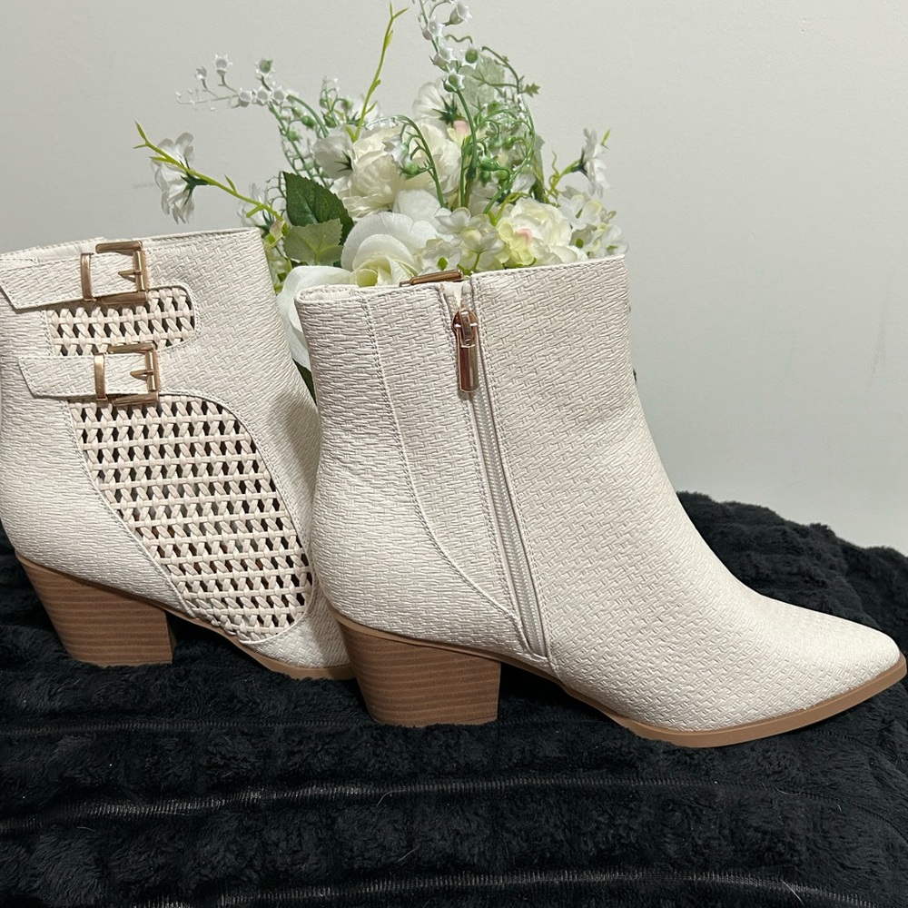 NWT C. EST. 1949 Lace Woven Ankle Boots -Cream, Size: 11W